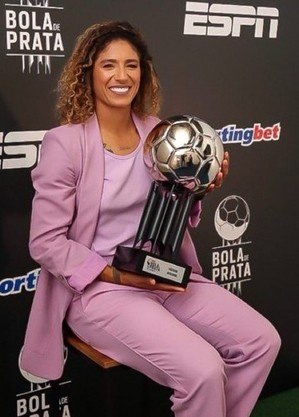 Cristiane com prêmio "Bola de Prata" nesta segunda-feira