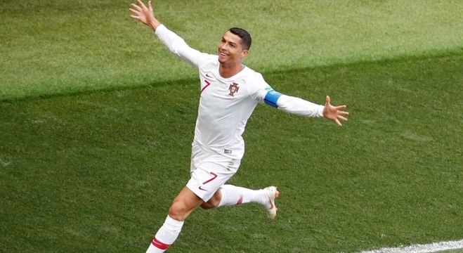 Cristiano Ronaldo se prepara para cobrança de falta contra a Espanha no  primeiro jogo da Copa do Mundo Rús…