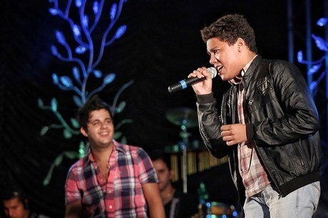 Cantor mantém homenagens ao irmão Cristiano Araújo