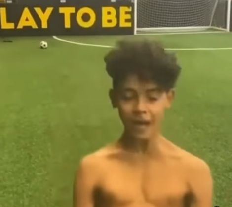 Cristiano Jr, filho do craque português Cristiano Ronaldo, gravou um vídeo em que marca um gol e reproduz o 'receba' do Luva de Pedreiro.