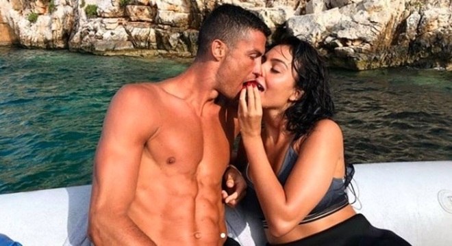 Cristiano Ronaldo curte férias com a namorada, Giorgina Rodríguez, e os filhos