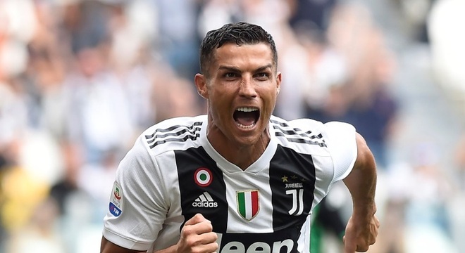 Cristiano Ronaldo comemora gol da Juventus na vitória sobre o Sassuolo