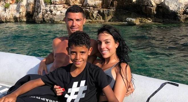 Cristiano Ronaldo curte férias com a família na Grécia