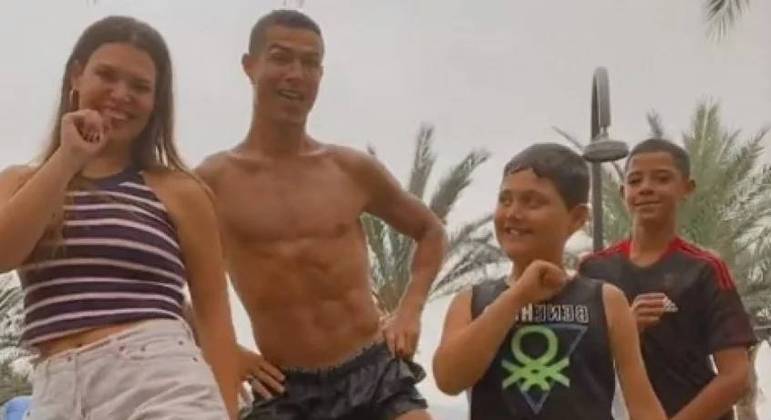 Cristiano Ronaldo "jogando de ladinho" com a família