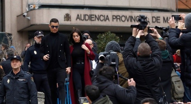 Cristiano Ronaldo deixa tribunal em Madri após condenação por fraude fiscal