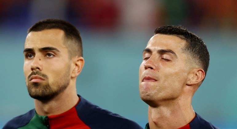 CR7 se emociona durante execução do hino português
