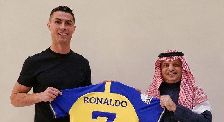 Cristiano Ronaldo assinou por 2 anos com o Al Nassr

