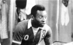 Aos 36 anos, Pelé jogava no New York Cosmos, dos Estados Unidos. Ele será para sempre o melhor, mas, com a idade, já não era o mesmo do tricampeonato mundial com a seleção brasileira ou do bicampeonato mundial com o Santos