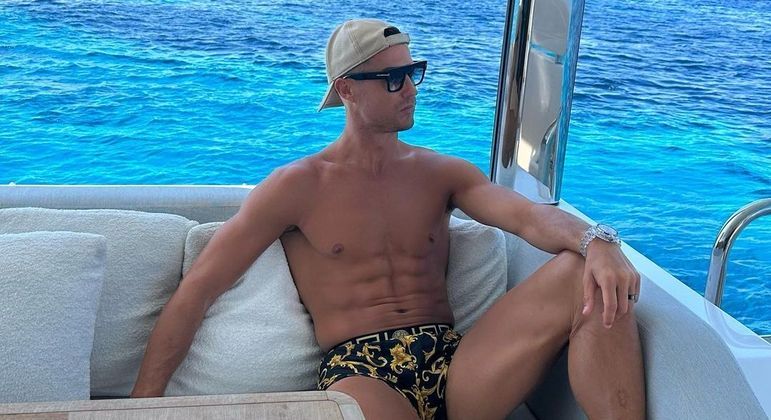 Com pose de galã e com uma sunga da grife italiana Versace de mais de R$ 3 mil, Cristiano aproveitou para descansar no iate&nbsp;Azimut Grande 27 Metri, avaliado em R$ 55 milhões. O barco possui 350 metros quadrados, cinco suítes, espaço gourmet, jacuzzi, bar ao ar livre e beach club