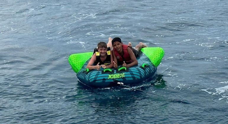 Além de relaxar, os filhos de Cristiano Ronaldo aproveitaram o mar da Sardenha para praticar atividades aventureiras