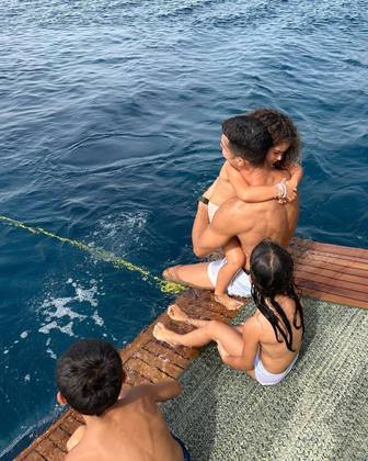 A filha de CR7 e Georgina, Alana Martina, quis aproveitar ao máximo os dias de folga do pai e ficou abraçada a ele