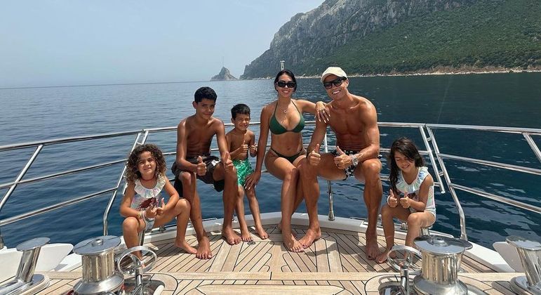 Cristiano Ronaldo viajou da Arábia Saudita à Itália para descansar em seu iate de R$ 55 milhões. O jogador do Al-Nassr nadou no mar da Sardenha com os filhos e, ao publicar fotos com Georgina Rodríguez, afastou os rumores de que estaria se divorciando da modelo