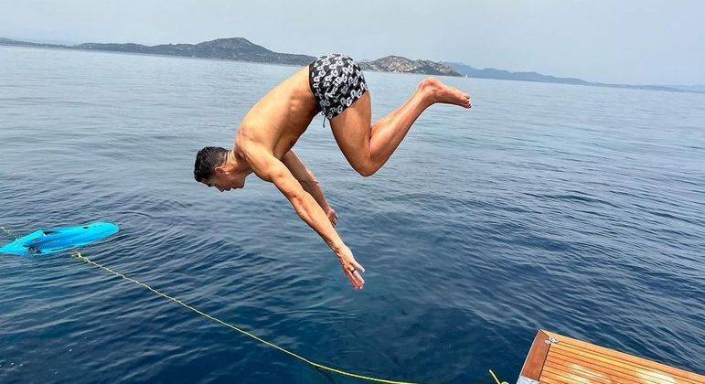 CR7 é um gênio nos gramados, mas será que ele também conseguiria ter destaque como mergulhador ou nos saltos ornamentais?