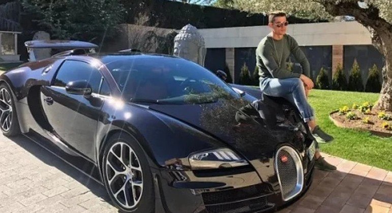 Bugatti Veyron de Cristiano Ronaldo, avaliada em R$ 10 milhões, ficou destruída após acidente
