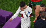 Cristiano Ronaldo segurou, mas não conteve as lágrimas após a eliminação pelo Marrocos, neste sábado (10)