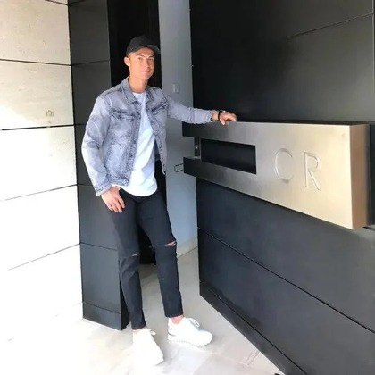Ronaldo ainda tinha as maçanetas das portas grafadas com suas iniciais