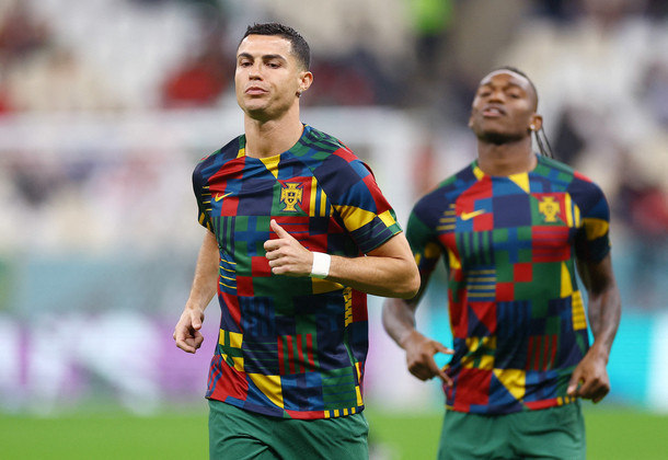 Cristiano Ronaldo começa partida no banco de reservas