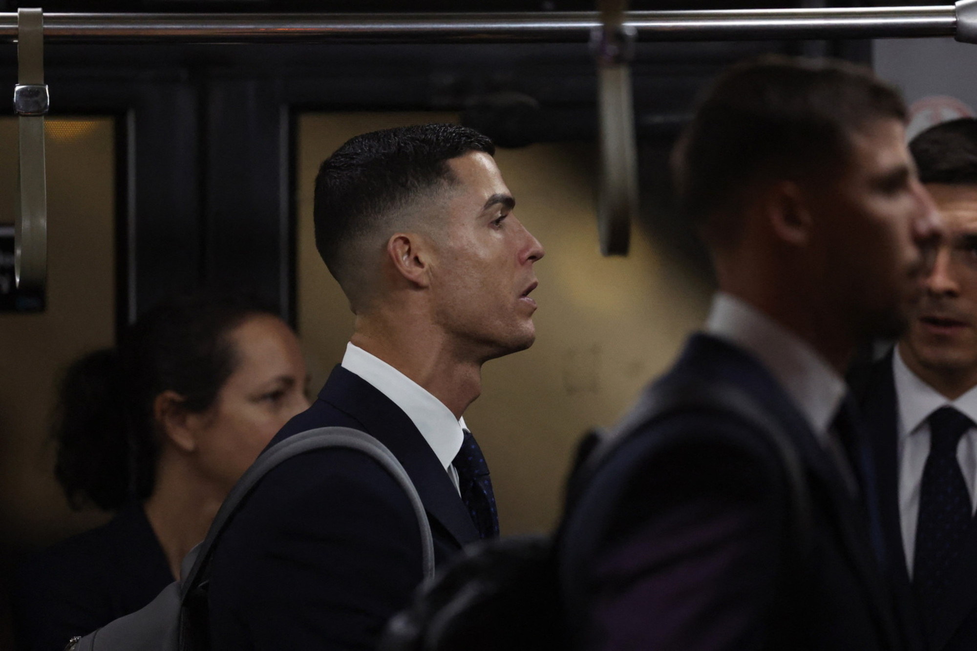 Em meio a novela, Cristiano Ronaldo é titular em amistoso do