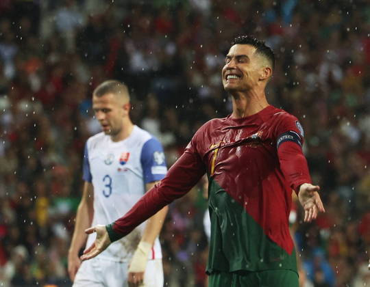 Nos últimos compromissos da seleção portuguesa, contra Eslováquia e Bósnia e Herzegovina, pelas Eliminatórias para a Eurocopa de 2024, CR7 marcou quatro gols e foi fundamental para a classificação de Portugal para a próxima Euro. Além disso, o atacante alcançou 203 jogos com Portugal, e atingiu 127 gols pelo time do seu país, marcas que são recordes entre as seleções