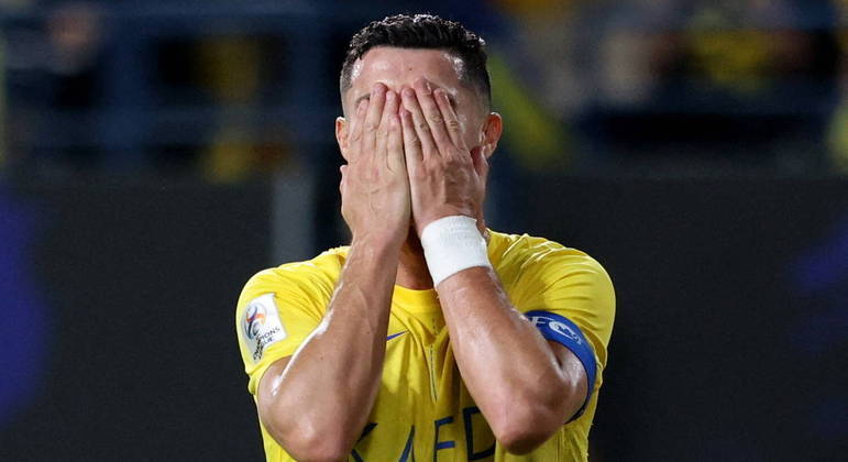Cristiano Ronaldo foi o primeiro a ir para a Arábia Saudita. Antes no Manchester United, da Inglaterra, o astro se desvalorizou em 5 milhões de euros (R$ 26,35 milhões) desde que passou a defender o Al-Nassr. Atualmente o atacante vale 