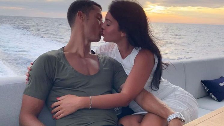 Até mesmo em alto-mar, Cristiano Ronaldo não tem medo de usar o relógio