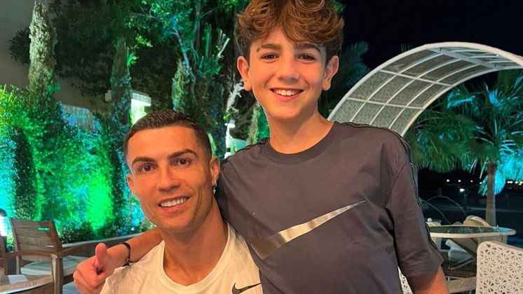 Cristiano Ronaldo parece realmente ser uma inspiração para os familiares. Depois do filho primogênito, Cristiano Ronaldo Jr., assinar com o Al-Nassr, da Arábia Saudita, agora foi a vez de Dinis Pereira, sobrinho do astro, investir na carreira de jogador de futebol. Diferente do primo, o filho de Kátia Aveiro disputa em Portugal • Clique aqui e receba as notícias do R7 Esportes no seu WhatsAppConheça: