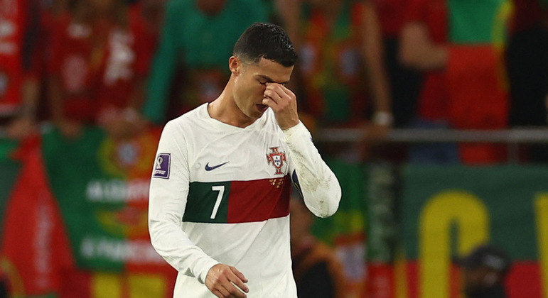 Cristiano Ronaldo chora com a eliminação de Portugal da Copa