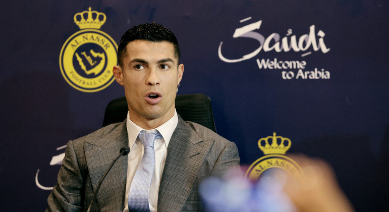 O salário anual de Cristiano Ronaldo no Al Nassr será 200 milhões de euros (aproximadamente R$ 1 bilhão)
