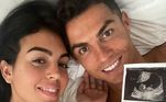 O atacante Cristiano Ronaldo usou as redes sociais para noticiar a morte de um dos filhos, que ainda estava na barriga da esposa, Georgina. No dia 18 de abril, com tristeza, o atacante português disse estar devastado com o ocorrido, mas afirmou que a menina está bem 