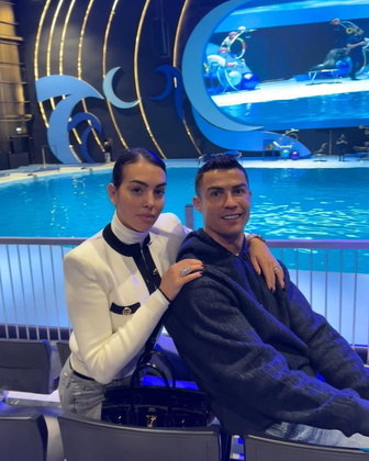 Cristiano Ronaldo e Georgina estão juntos desde 2016 e têm duas filhas, Alana Martina e Bella Esmeralda. O atacante tem mais três filhos: Cristiano Jr. (a mãe é uma mulher que aceitou não aparecer e deixar o menino com o pai) e os gêmeos Mateo Ronaldo e Eva Maria (de uma barriga de aluguel)