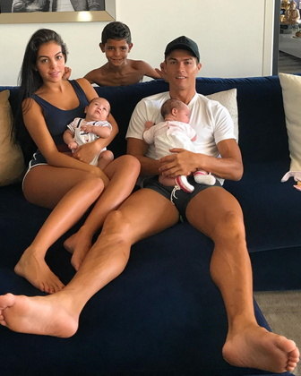 O casal chegou a morar lá na época em que CR7 jogou no Real Madrid... A família ainda era menorzinha: Georgina, Cristino Ronaldo, Cristiano Jr., Mateo Ronaldo e Eva Maria