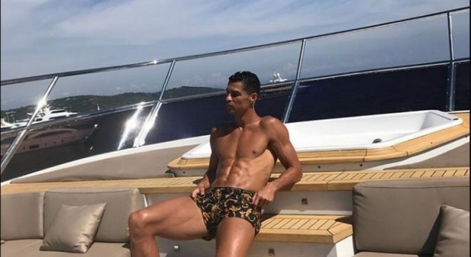Cristiano Ronaldo é mais um que gosta de mostrar a vida de luxo e riqueza. Na semana passada, o craque gastou cerca de 30 mil euros (R$132 mil) em duas garrafas de vinho, dura