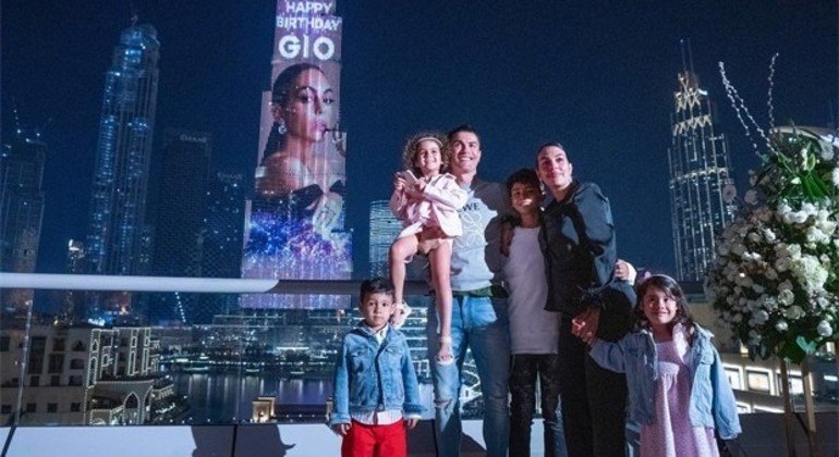 Cristiano Ronaldo posou com a família em frente ao prédio com homenagem
