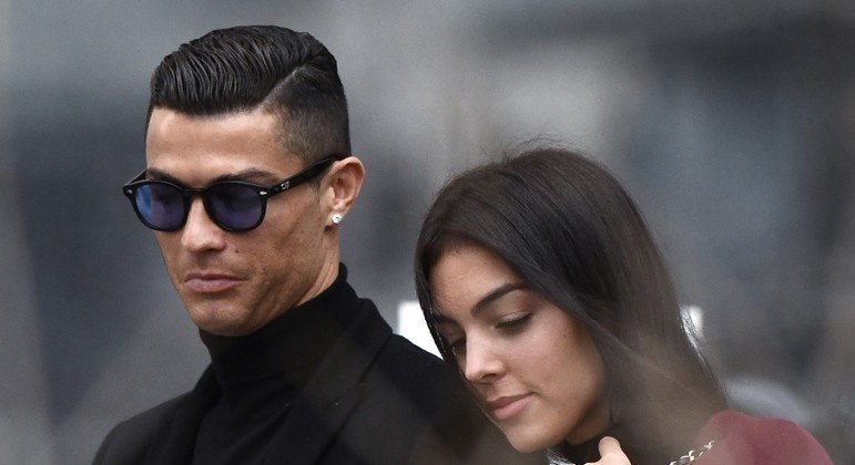 Cristiano Ronaldo ao lado da companheira, Georgina Rodríguez
