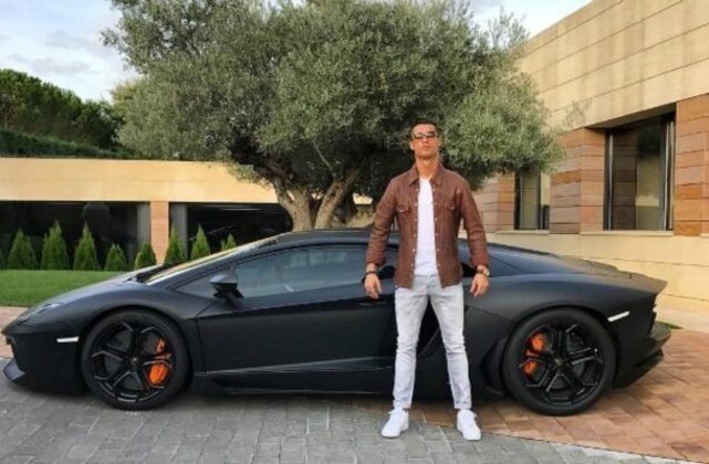 Cristiano Ronaldo já desfilou com uma Lamborghini Aventador de 1,5 milhão de reais. Foto: Instagram/CR7