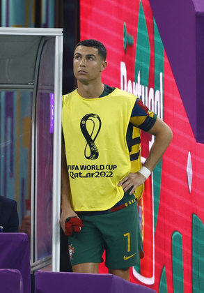 Cristiano Ronaldo não parece muito animado com a vitória parcial de Portugal na saída para o vestiário