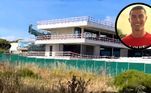 Cristiano Ronaldo é atacante do Al-Nassr, da Arábia Saudita, mas aos 38 anos o craque já pensa na aposentadoria. Para isso, ele vem construindo uma mansão na Quinta da Marinha, em Cascais, Portugal, para ser um 'refúgio de descanso' quando deixar os gramados. O projeto da casa, no entanto, tem perturbado a vida da vizinhança, que aguenta a barulheira há mais de três anos