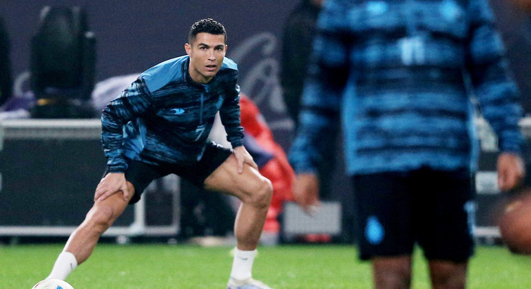 Cristiano Ronaldo assistiu à primeira partida do novo clube no banco, já que não estava regularizado