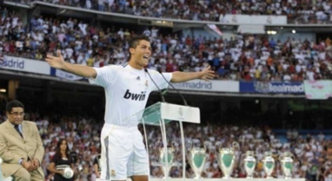 Cristiano Ronaldo foi apresentado no Real Madrid com a camisa 9