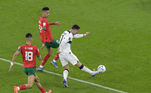 Cristiano Ronaldo tem boa chance, mas chute para no goleiro Bono, o melhor do jogo
