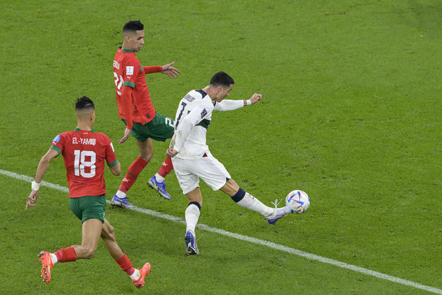 Cristiano Ronaldo tem boa chance, mas chute para no goleiro Bono, o melhor do jogo