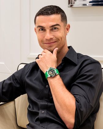 Aos 38 anos, CR7 tem parceria com a marca de relógio há 20 anos. Ele possui uma linha própria com dois modelos: Flight of CR7 e Heart of CR7