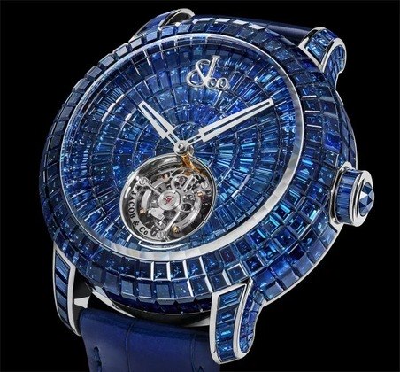 O relógio é produzido com 424 pedras de safira azuis e diamantes brancos raros. Uma das pedras é colocada na coroa do relógio, que é o botão lateral utilizado para regular os ponteiros. As pulseiras são feitas na mesma cor, em azul, em couro