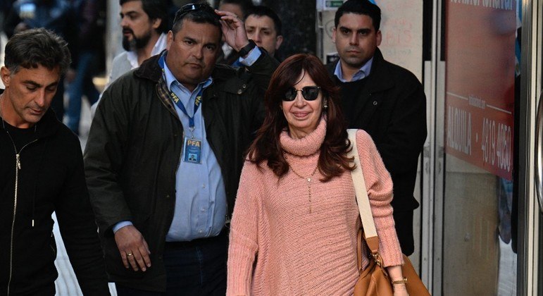 Cristina Kirchner voltou às ruas um dia depois de ter sido alvo de tentativa de assassinato
