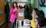 A vice-presidente da Argentina, Cristina Kirchner, votou no começo da tarde na cidade de Río Gallegos, na Patagônia