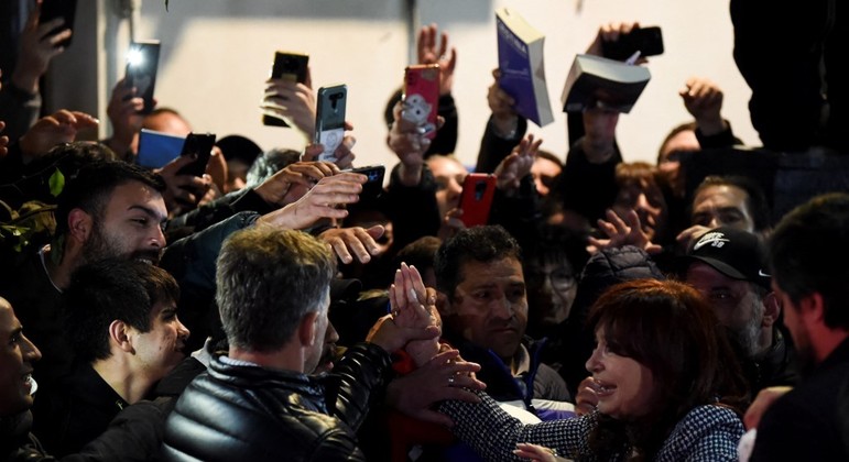 Momento em que a vice-presidente da Argentina é alvo de atentado