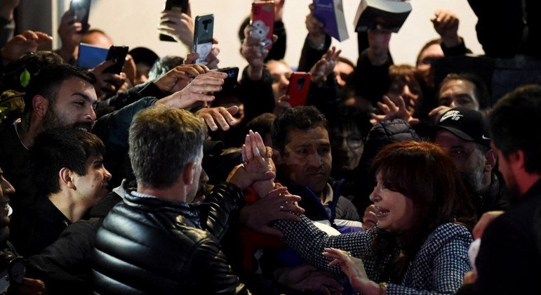 A vice-presidente da Argentina, Cristina Kirchner, cumprimenta apoiadores em Buenos Aires