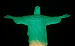 O Cristo Redentor, no Rio de Janeiro, também se tornou verde e amarelo em homenagem ao Rei do Futebol