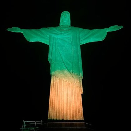 O Cristo Redentor, no Rio de Janeiro, também se tornou verde e amarelo em homenagem ao Rei do Futebol