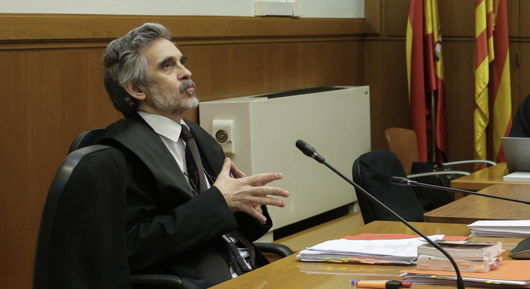 Contrato com Cristóbal Martell (24/01/2023)A advogada Miraida Puente Wilson anunciou que, na prisão, Daniel Alves quis reforçar sua equipe de defesa e contratou o advogado criminalista Cristóbal Martell. O especialista é um dos mais renomados de Barcelona e defendeu Lionel Messi no processo em que o jogador era acusado de fraude fiscal, e o ex-presidente do governo da Catalunha Jordi Pujol, em processo de suposto caso de corrupção